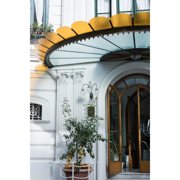 Must-Reads: A Hotel Bellissima & Displaying Dinnerware